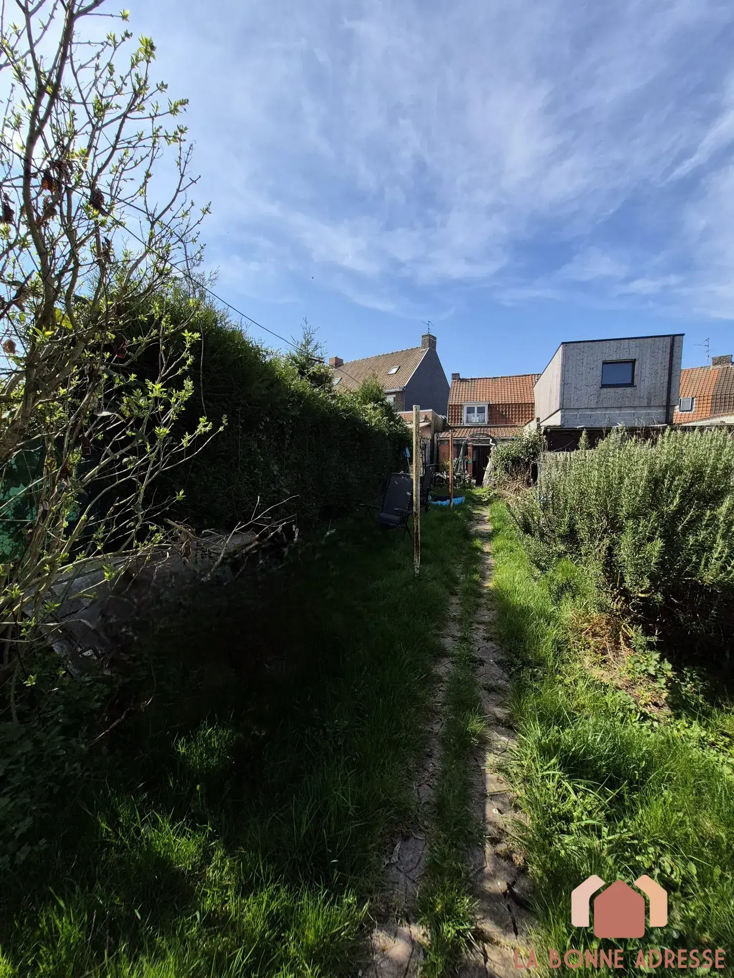 Maison à rénover avec grand jardin et stationnement à Wattrelos 