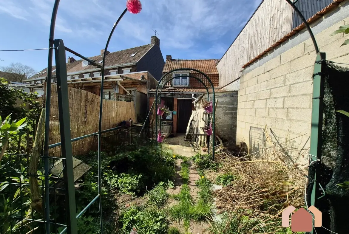 facade arrière Maison à rénover avec grand jardin et stationnement à Wattrelos 