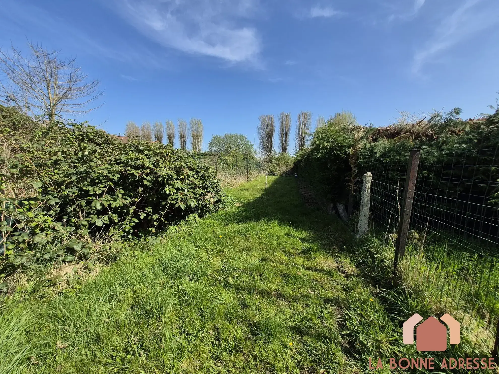 Vue dégagée jardin Maison à rénover avec grand jardin et stationnement à Wattrelos 