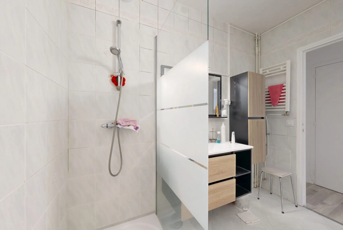 Appartement lumineux de 68 m² avec balcon et stationnement à Lyon 