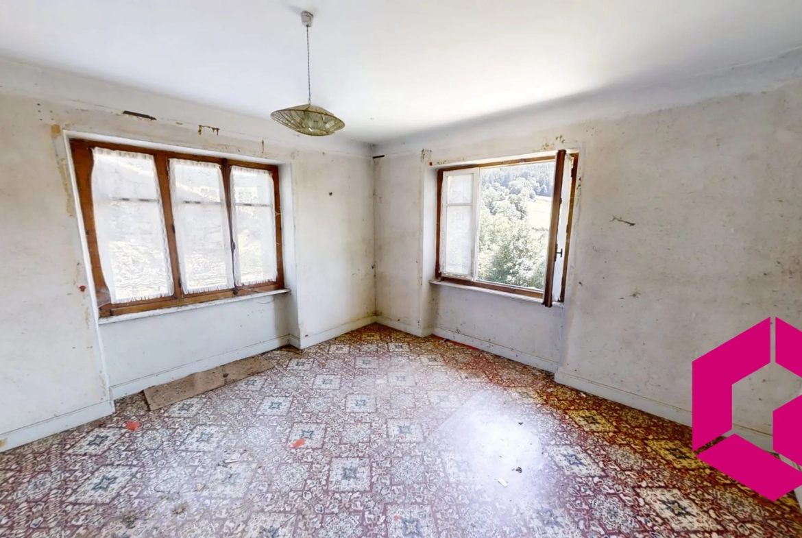 Maison ancienne en pierre avec grange attenante à Riotord - Potentiel de rénovation 