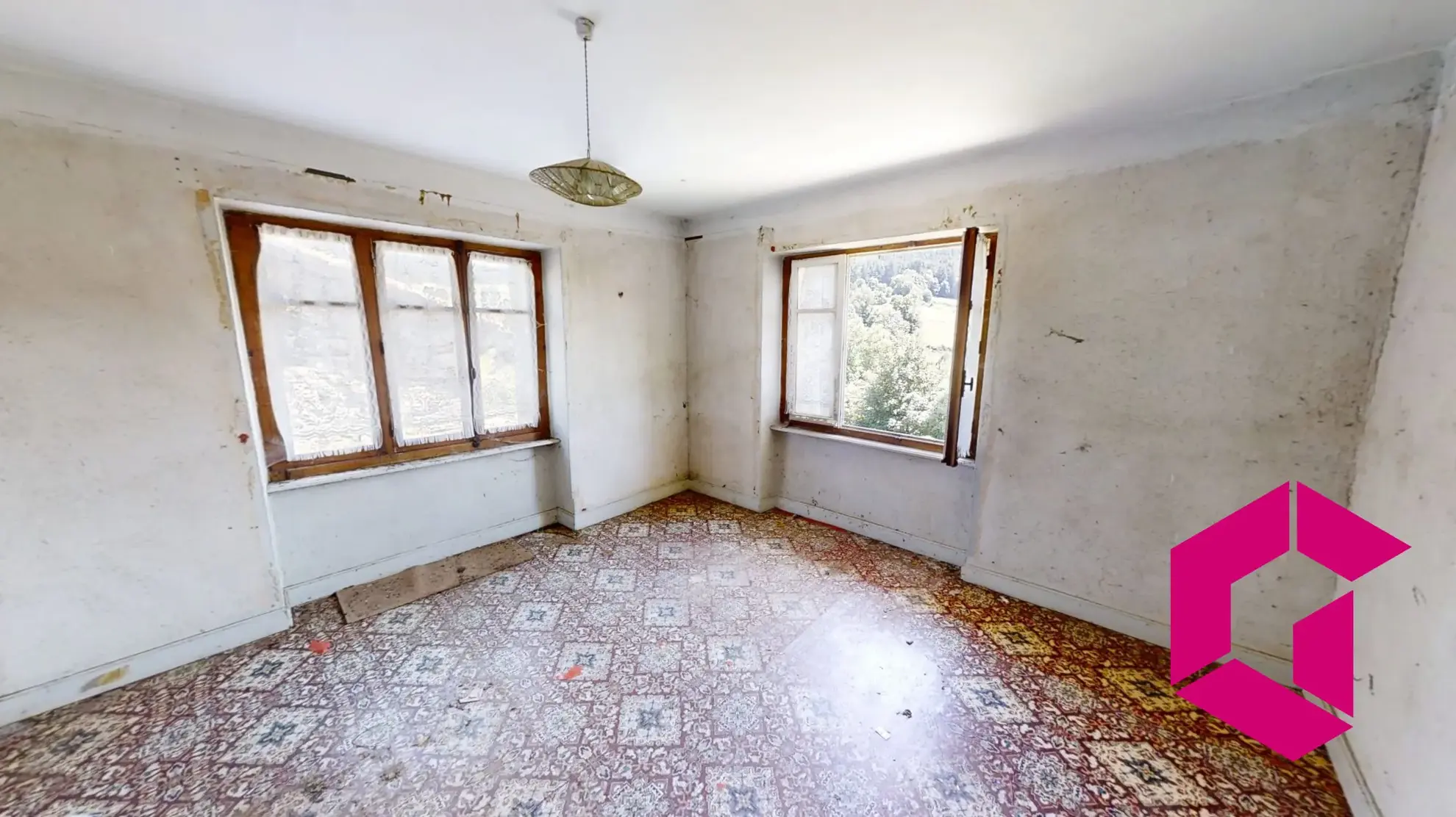 Maison ancienne en pierre avec grange attenante à Riotord - Potentiel de rénovation 