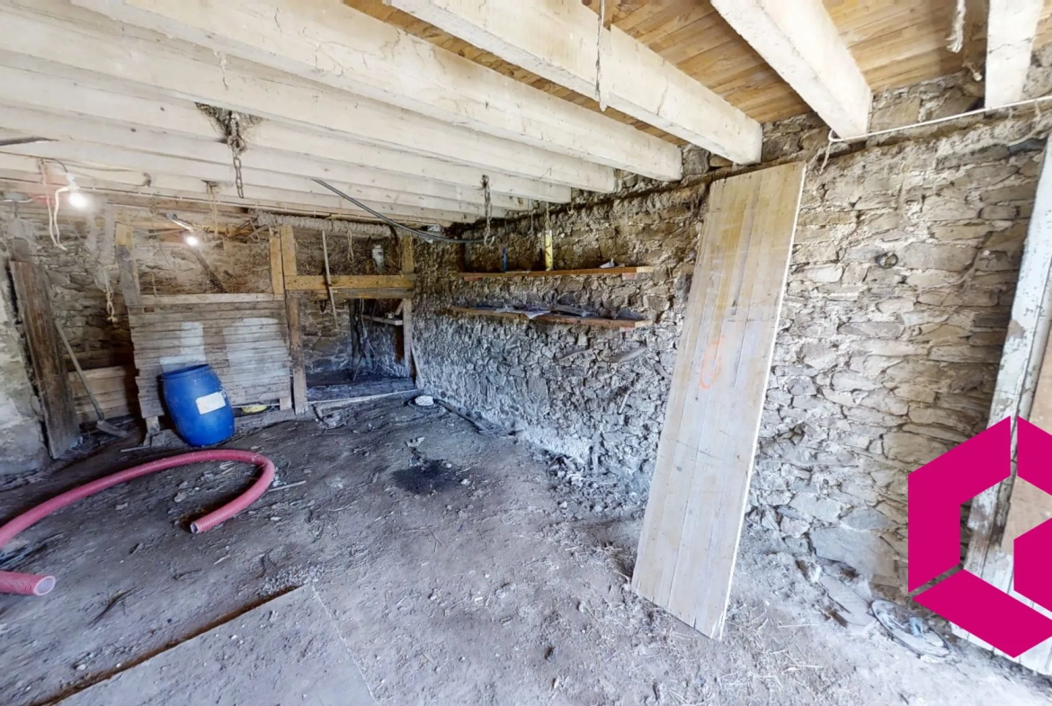 Maison ancienne en pierre avec grange attenante à Riotord - Potentiel de rénovation 