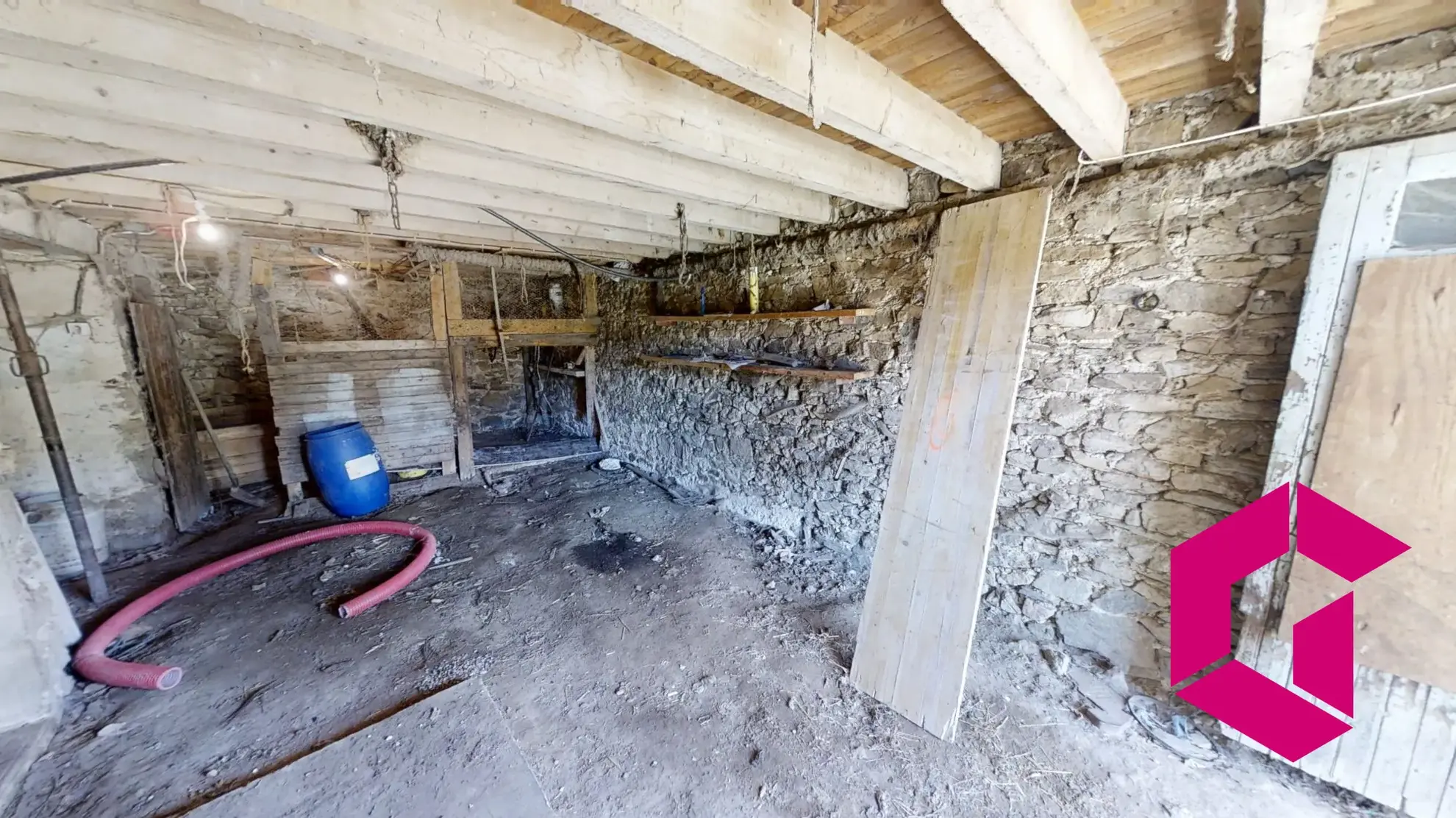 Maison ancienne en pierre avec grange attenante à Riotord - Potentiel de rénovation 