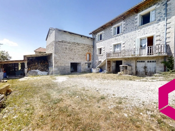 Maison ancienne en pierre avec grange attenante à Riotord - Potentiel de rénovation