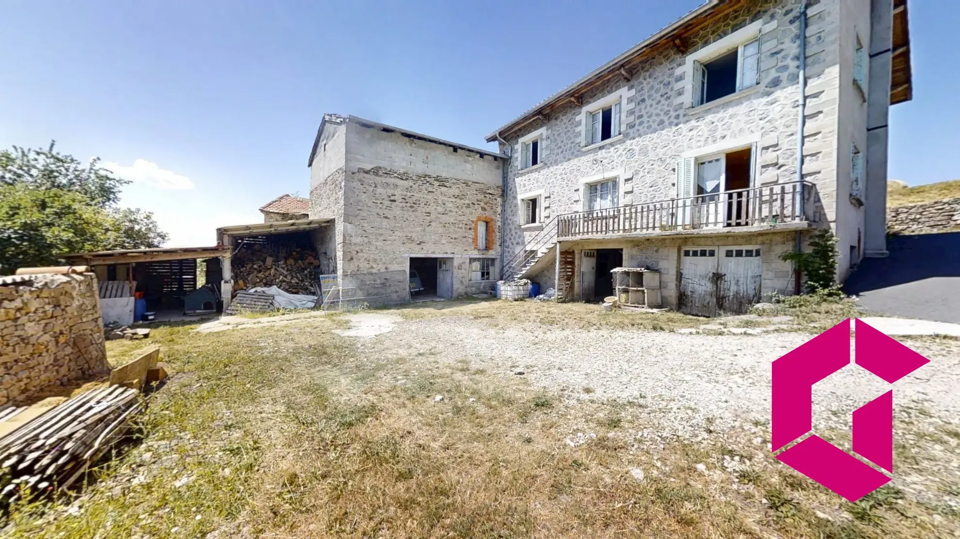 Maison ancienne en pierre avec grange attenante à Riotord - Potentiel de rénovation 