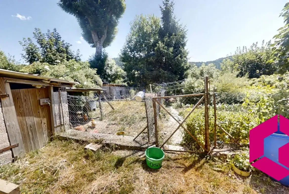 Maison ancienne en pierre avec grange attenante à Riotord - Potentiel de rénovation 