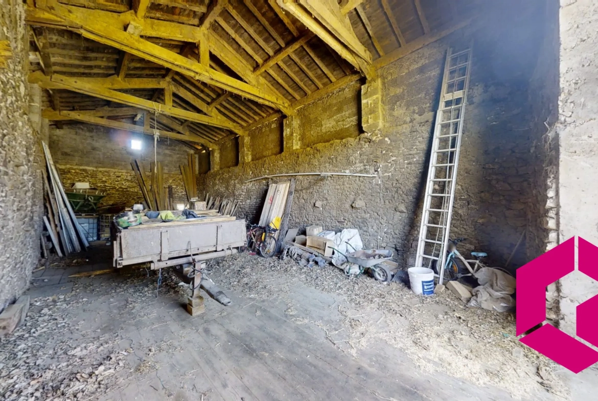 Maison ancienne en pierre avec grange attenante à Riotord - Potentiel de rénovation 