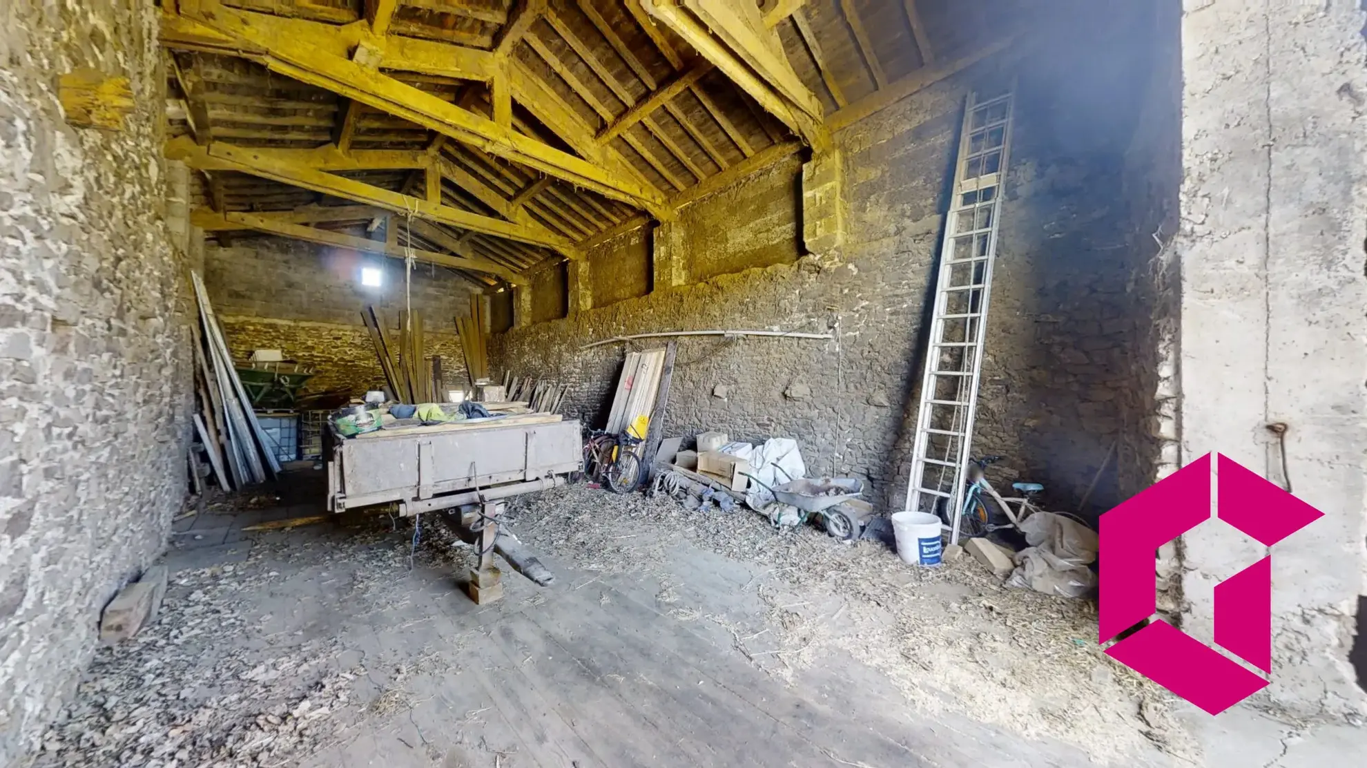 Maison ancienne en pierre avec grange attenante à Riotord - Potentiel de rénovation 