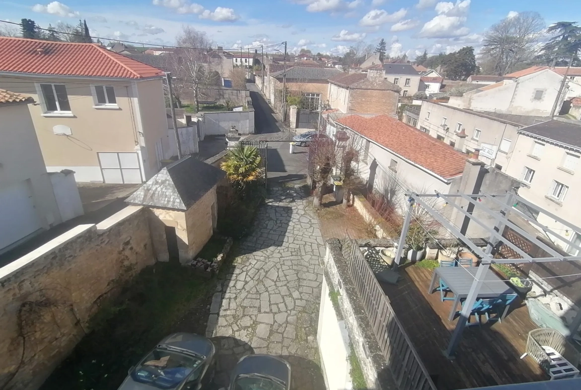 Appartement Duplex avec 3 Chambres, Cave et Parking à Migné-Auxances 