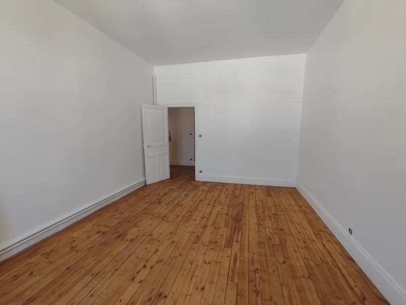 Grand appartement T4 à rénover à Cusset, proche centre-ville 