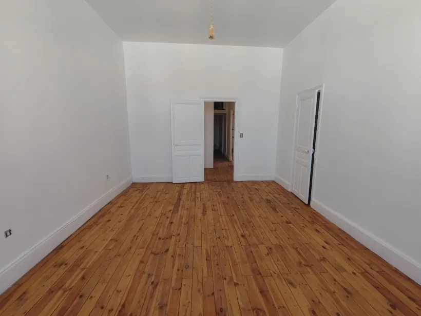 Grand appartement T4 à rénover à Cusset, proche centre-ville 