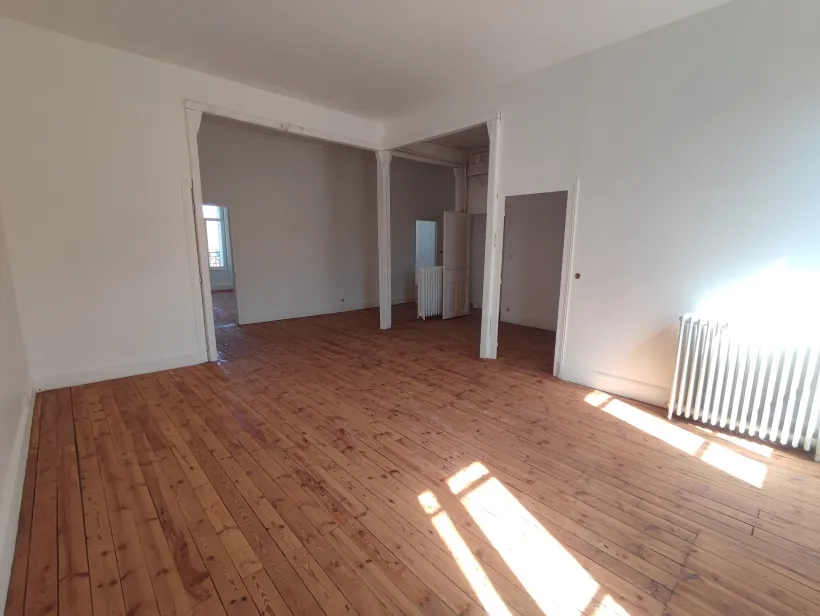 Grand appartement T4 à rénover à Cusset, proche centre-ville 