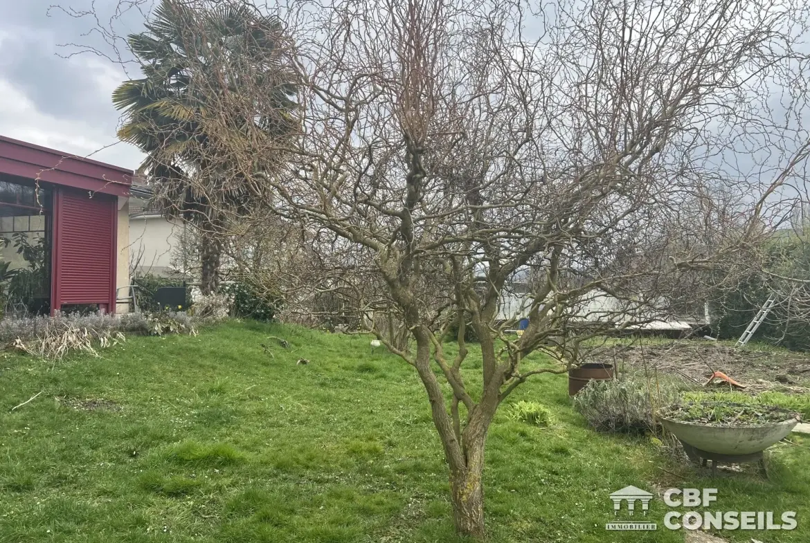 Charmante maison à Saint-Symphorien-de-Marmagne avec jardin et véranda 