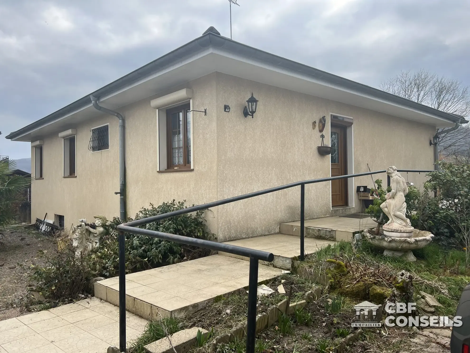 Charmante maison à Saint-Symphorien-de-Marmagne avec jardin et véranda 