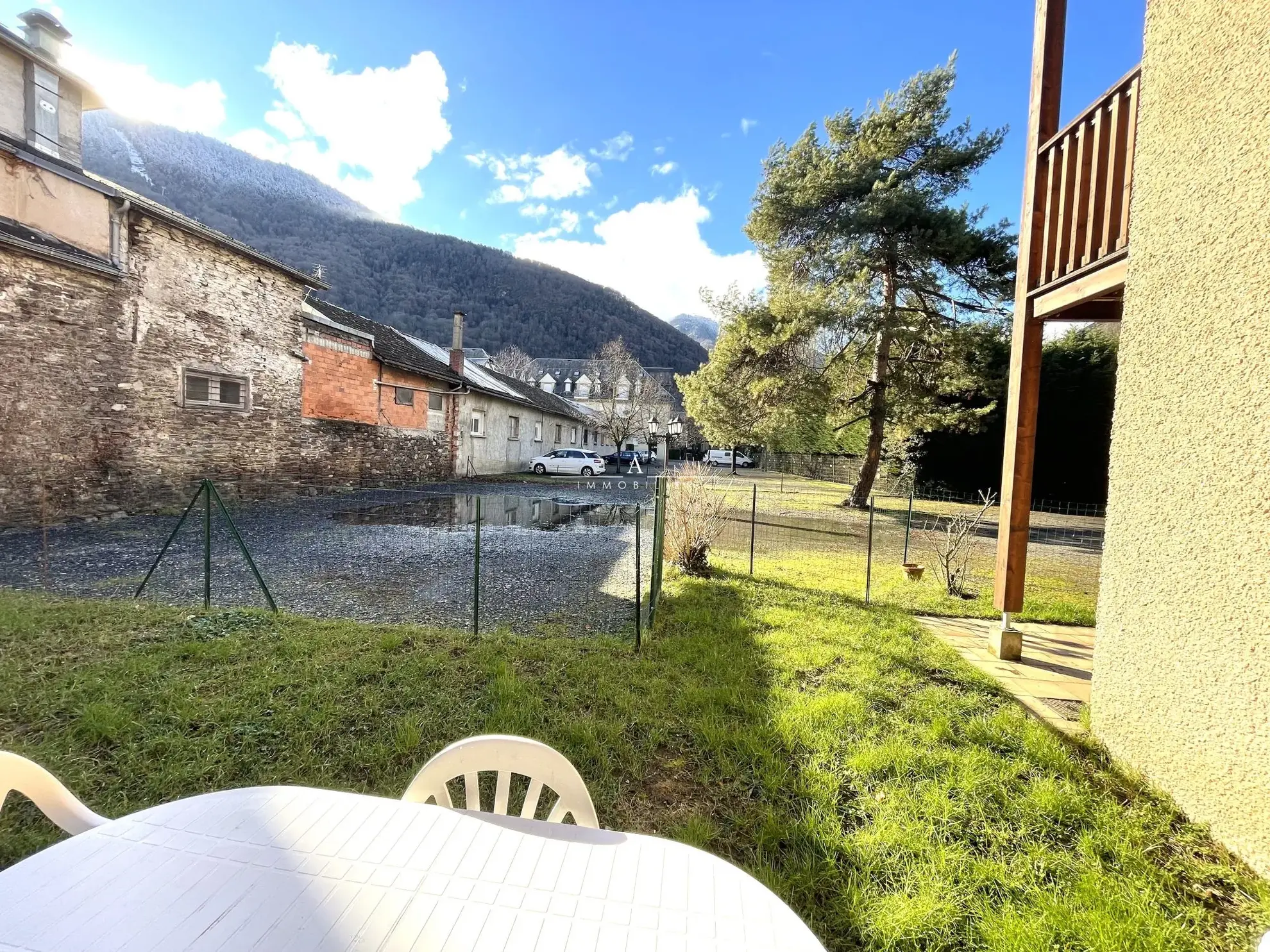 Appartement T2 rénové avec jardin à Luchon, vue dégagée, parking privé 