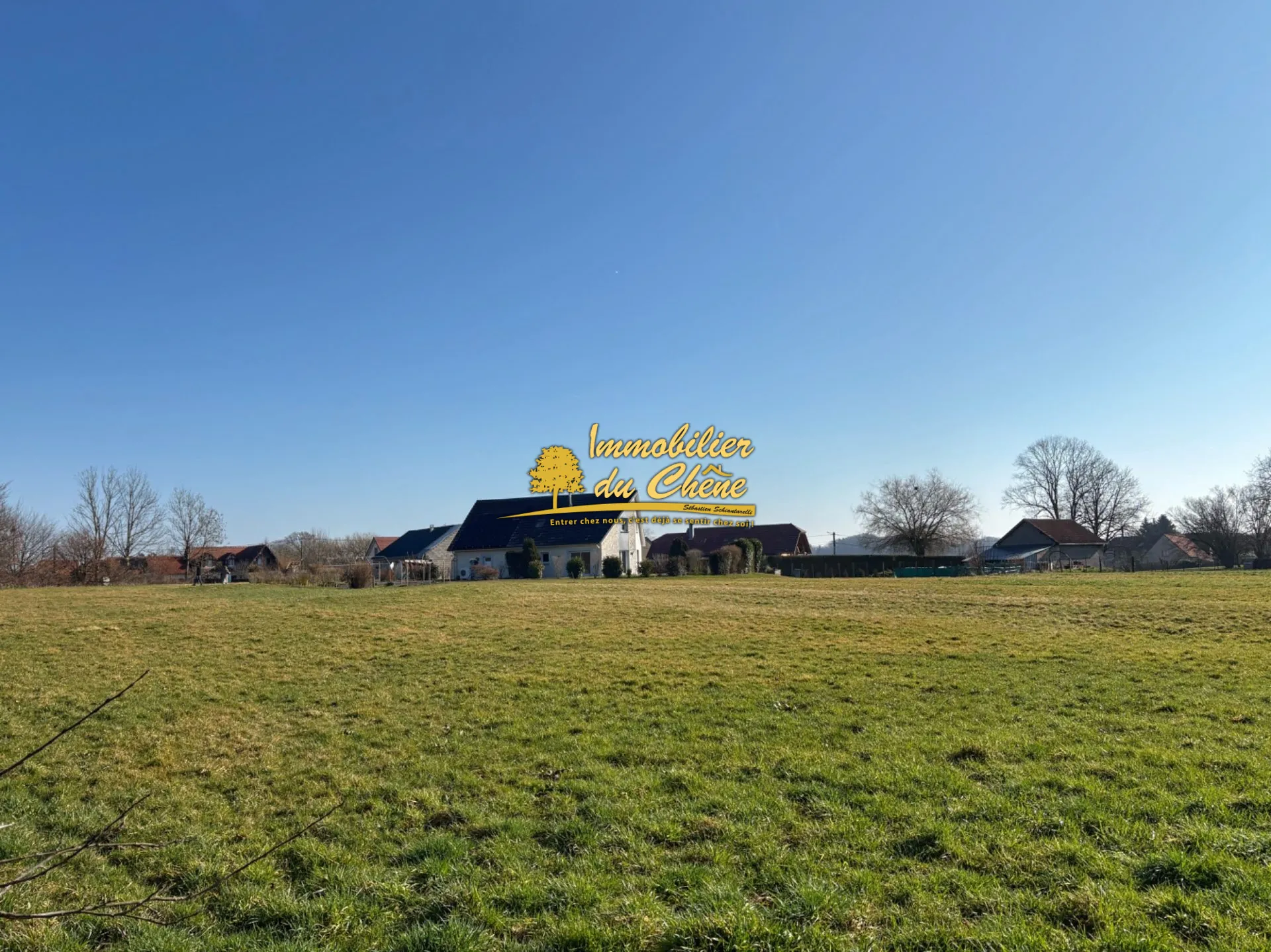 Terrain constructible à Bouhans-lès-Lure avec vue dégagée et faible aléa 