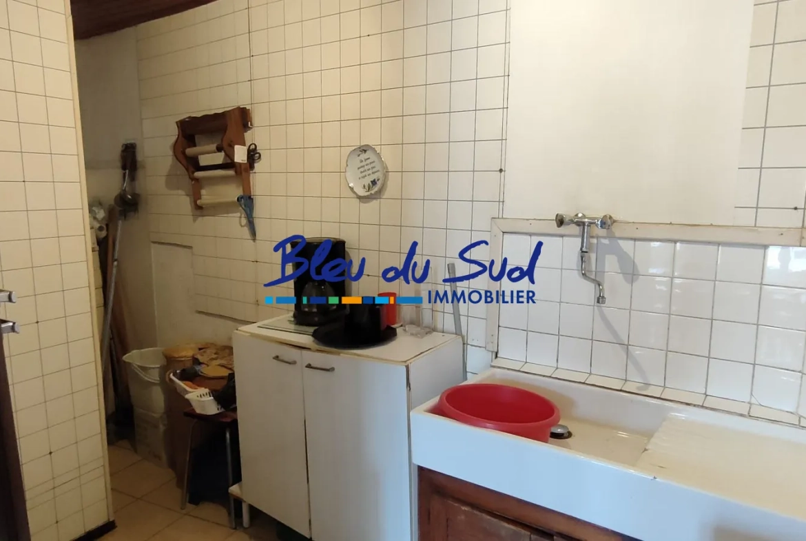 Cuisine Appartement T3 à rafraîchir avec vue sur le Canigou à Prades 