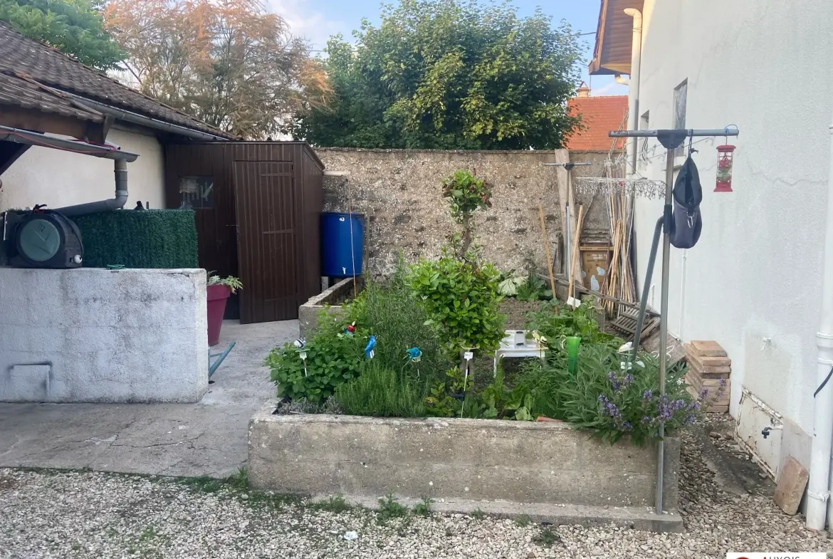 Maison à 3 km de Semur-en-Auxois avec jardin, garage, terrasse et pièce aménageable 
