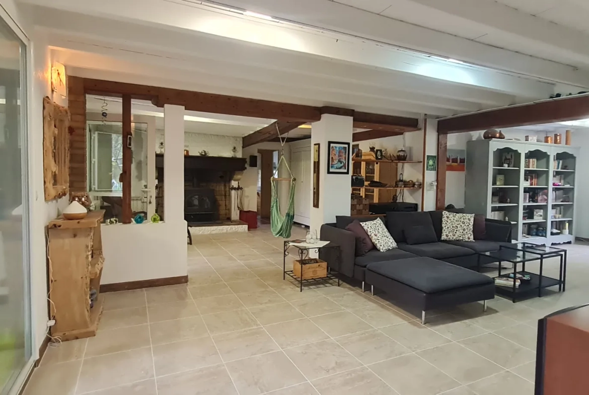 Maison ancienne de plain-pied de 1825 sur 2,75 hectares avec dépendances à Bazas 