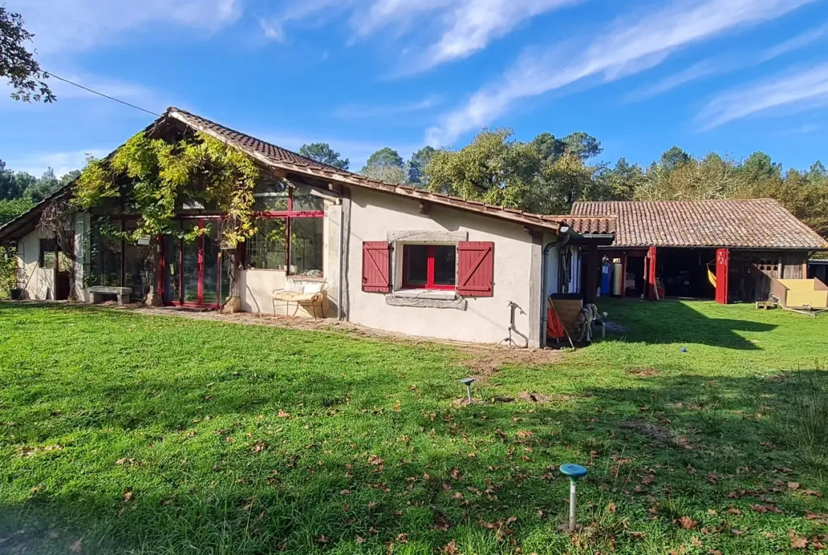 Maison ancienne de plain-pied de 1825 sur 2,75 hectares avec dépendances à Bazas 