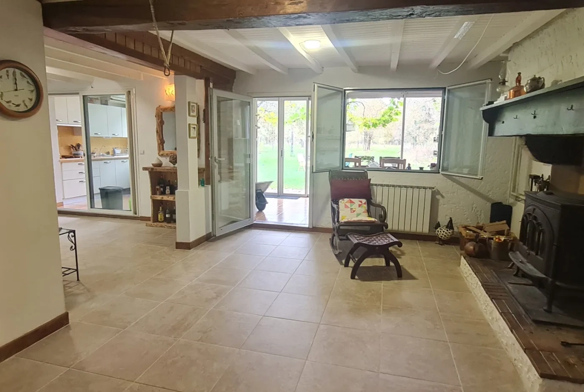Maison ancienne de plain-pied de 1825 sur 2,75 hectares avec dépendances à Bazas 