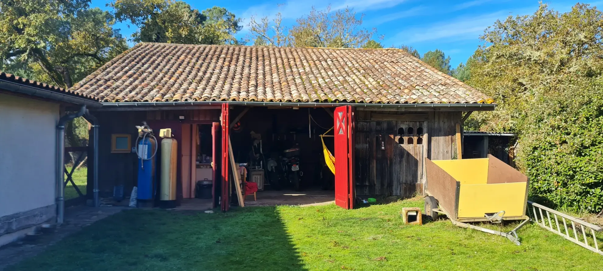 Maison ancienne de plain-pied de 1825 sur 2,75 hectares avec dépendances à Bazas 