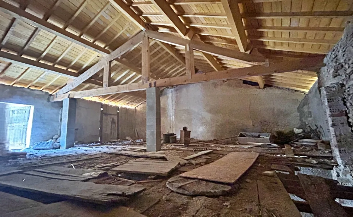 Grange à rénover avec toiture neuve à Sallèles-d’Aude - Potentiel d'aménagement et grande surface 