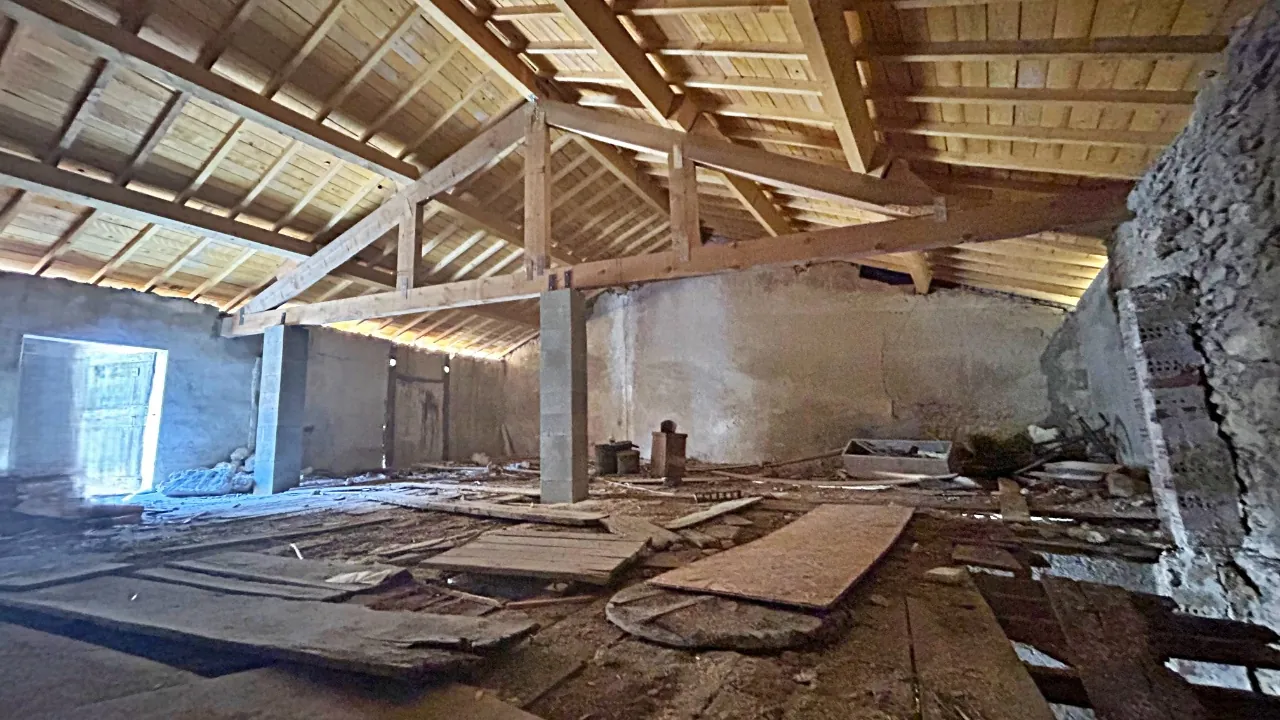 Grange à rénover avec toiture neuve à Sallèles-d’Aude - Potentiel d'aménagement et grande surface 