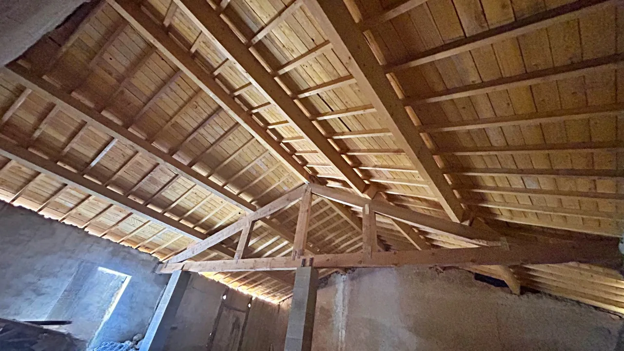 Grange à rénover avec toiture neuve à Sallèles-d’Aude - Potentiel d'aménagement et grande surface 