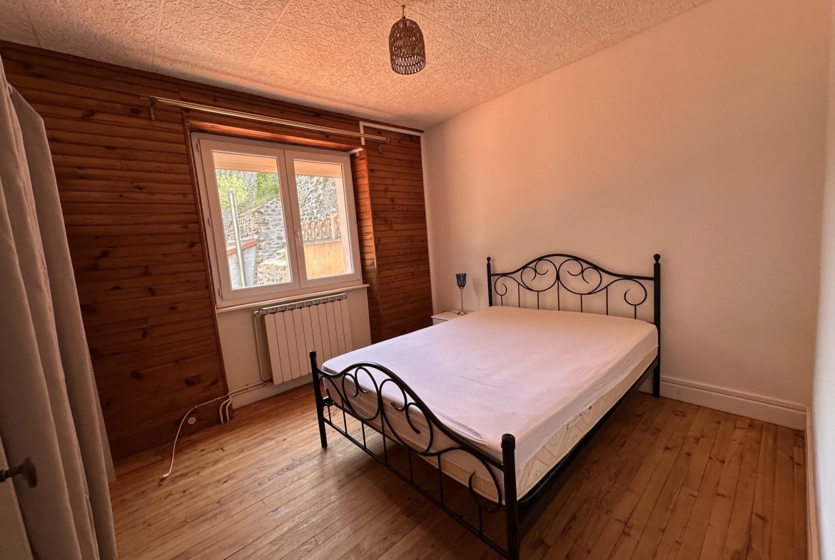 Maison à vendre à Massiac avec 4 chambres, jardin et potentiel de rénovation 