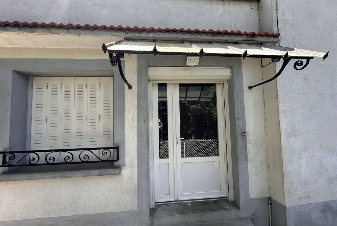Maison à vendre à Massiac avec 4 chambres, jardin et potentiel de rénovation 