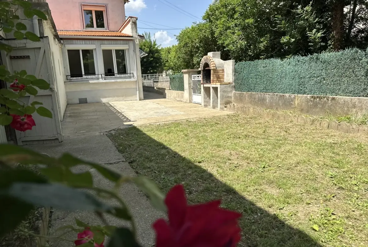 Maison à vendre à Massiac avec 4 chambres, jardin et potentiel de rénovation 