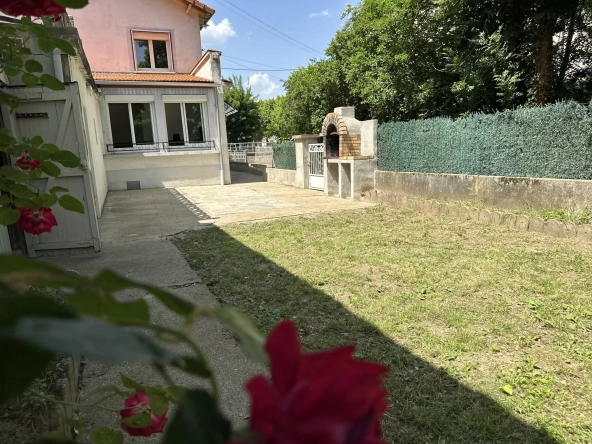 Maison à vendre à Massiac avec 4 chambres, jardin et potentiel de rénovation