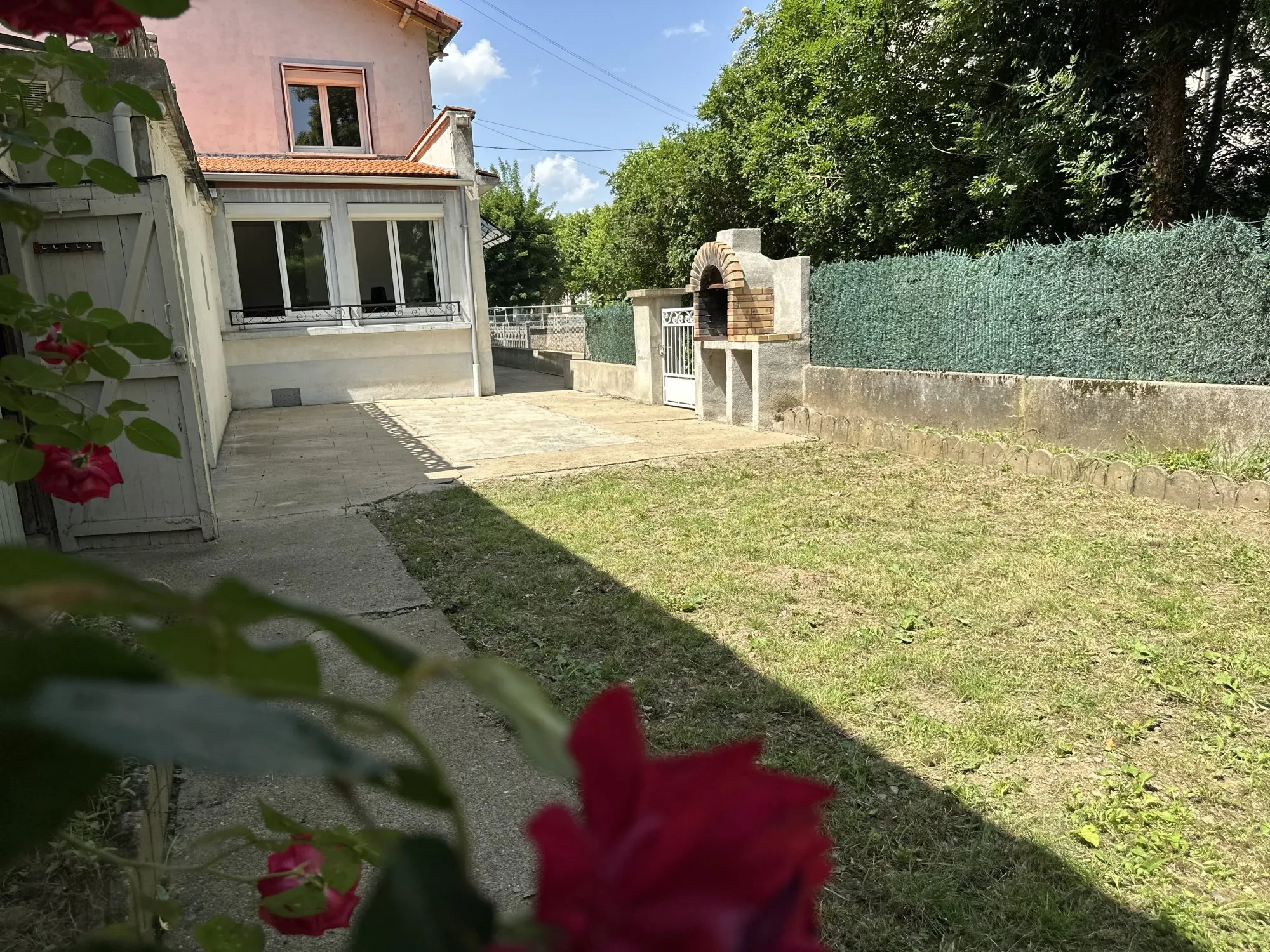 Maison à vendre à Massiac avec 4 chambres, jardin et potentiel de rénovation 