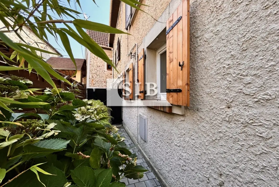 Charmante maison de ville avec terrasse en centre-ville de La Ville-du-Bois 