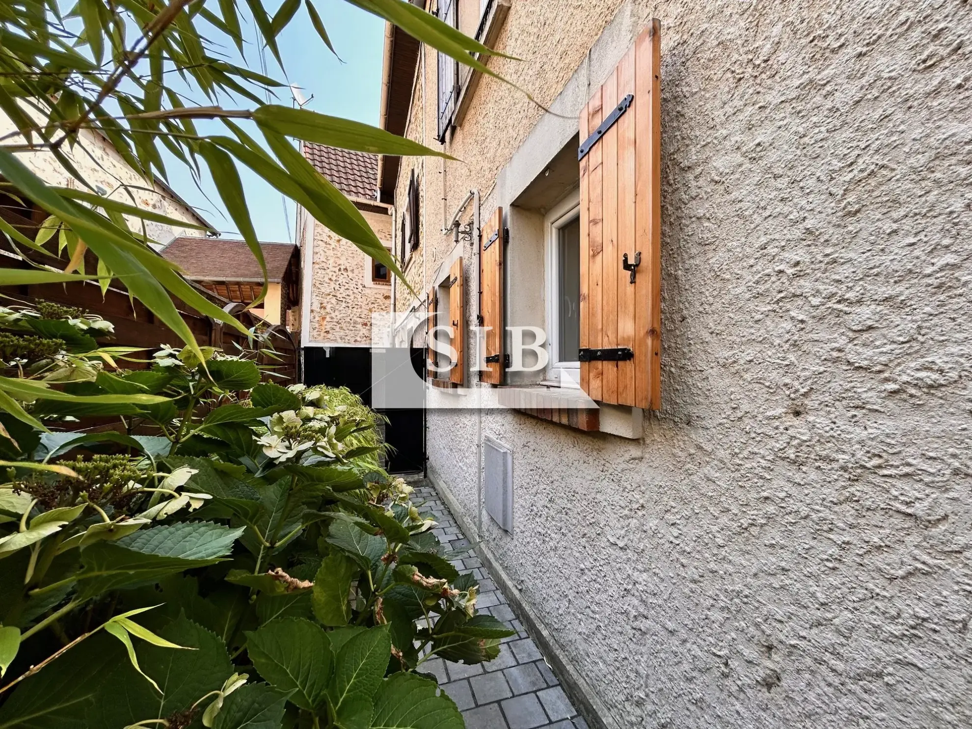 Charmante maison de ville avec terrasse en centre-ville de La Ville-du-Bois 