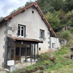 Charmante maison à Saint-Ours-les-Roches avec terrain et potentiel d'extension