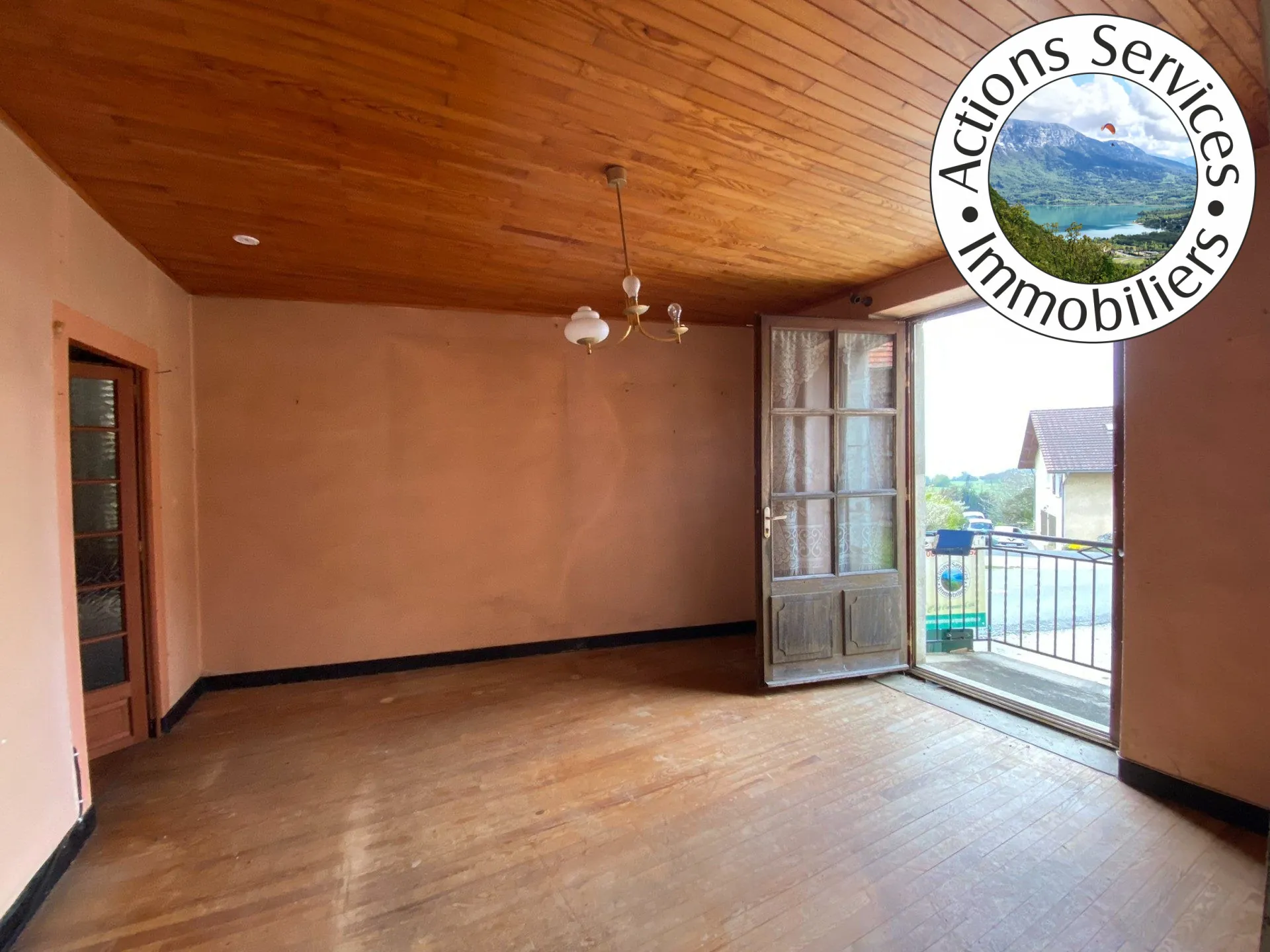 Maison en pierre avec dépendances et vue dégagée à Saint-Maurice de R. 