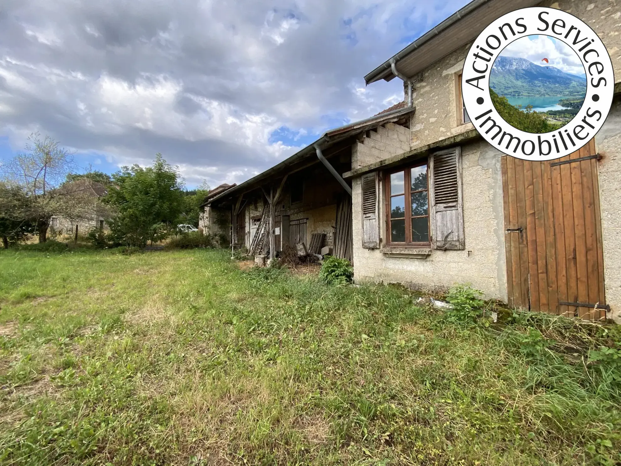 Maison en pierre avec dépendances et vue dégagée à Saint-Maurice de R. 