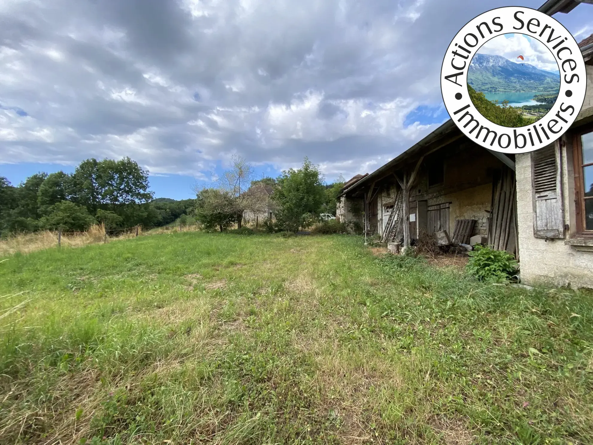 Maison en pierre avec dépendances et vue dégagée à Saint-Maurice de R. 
