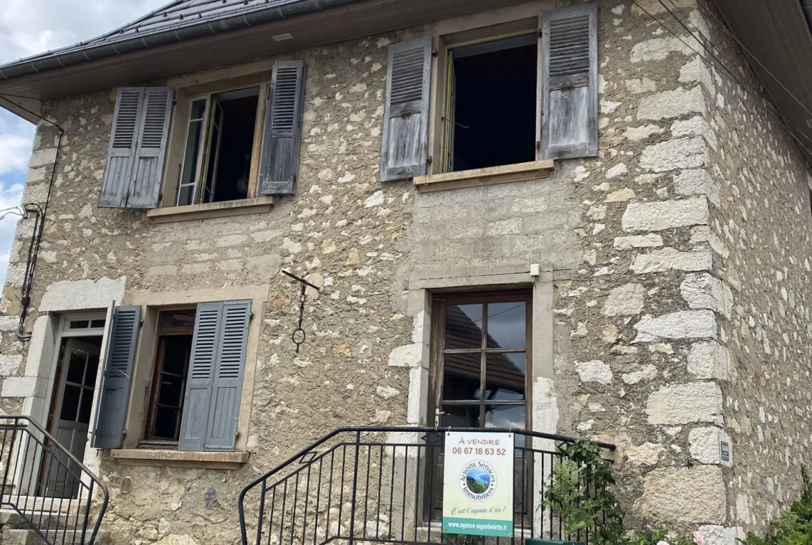 Maison en pierre avec dépendances et vue dégagée à Saint-Maurice de R. 