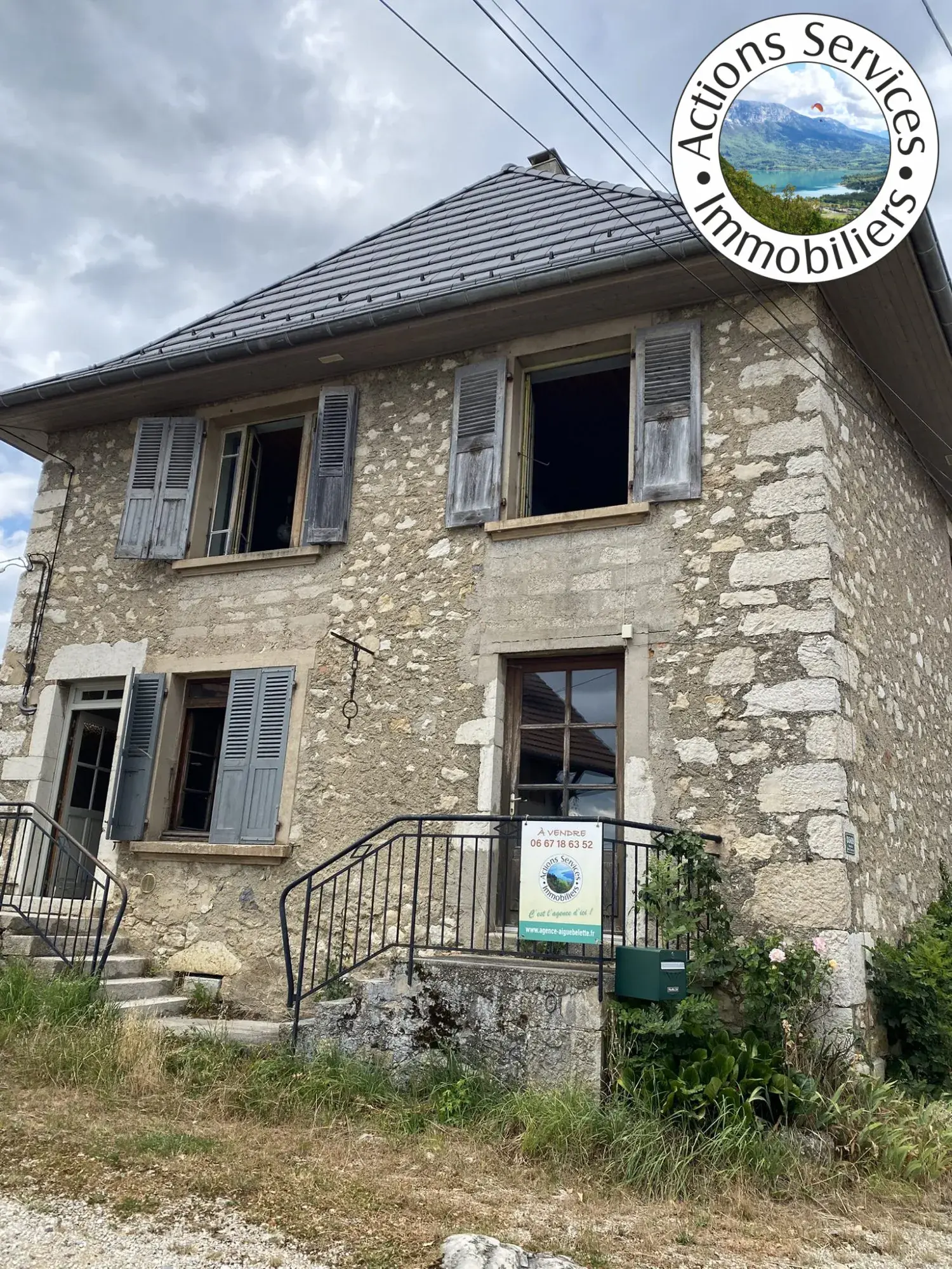Maison en pierre avec dépendances et vue dégagée à Saint-Maurice de R. 