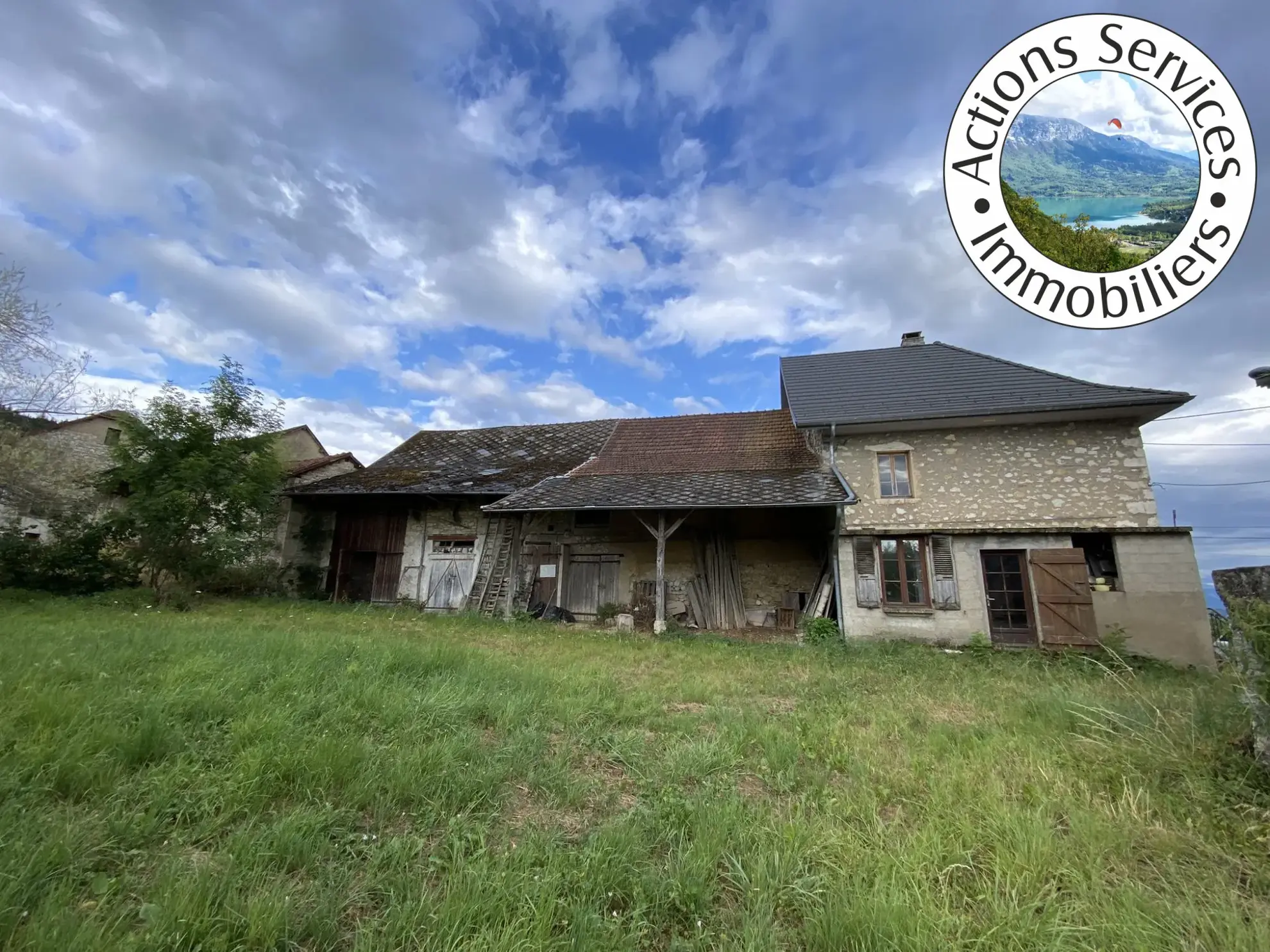 Maison en pierre avec dépendances et vue dégagée à Saint-Maurice de R. 