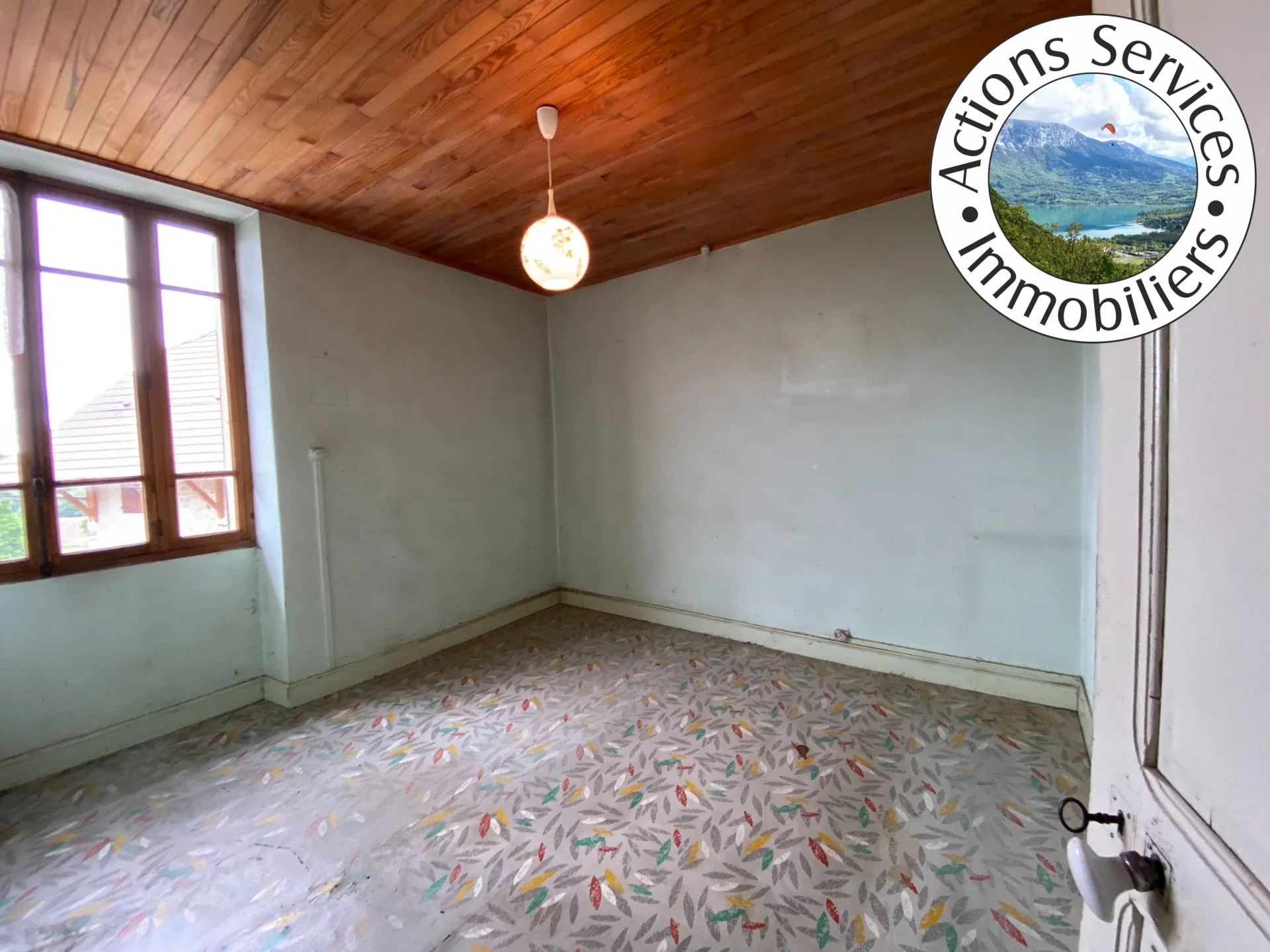 Maison en pierre avec dépendances et vue dégagée à Saint-Maurice de R. 