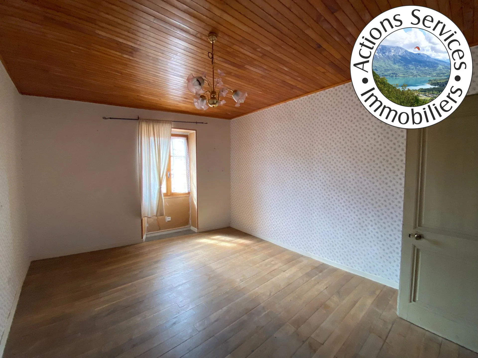 Maison en pierre avec dépendances et vue dégagée à Saint-Maurice de R. 