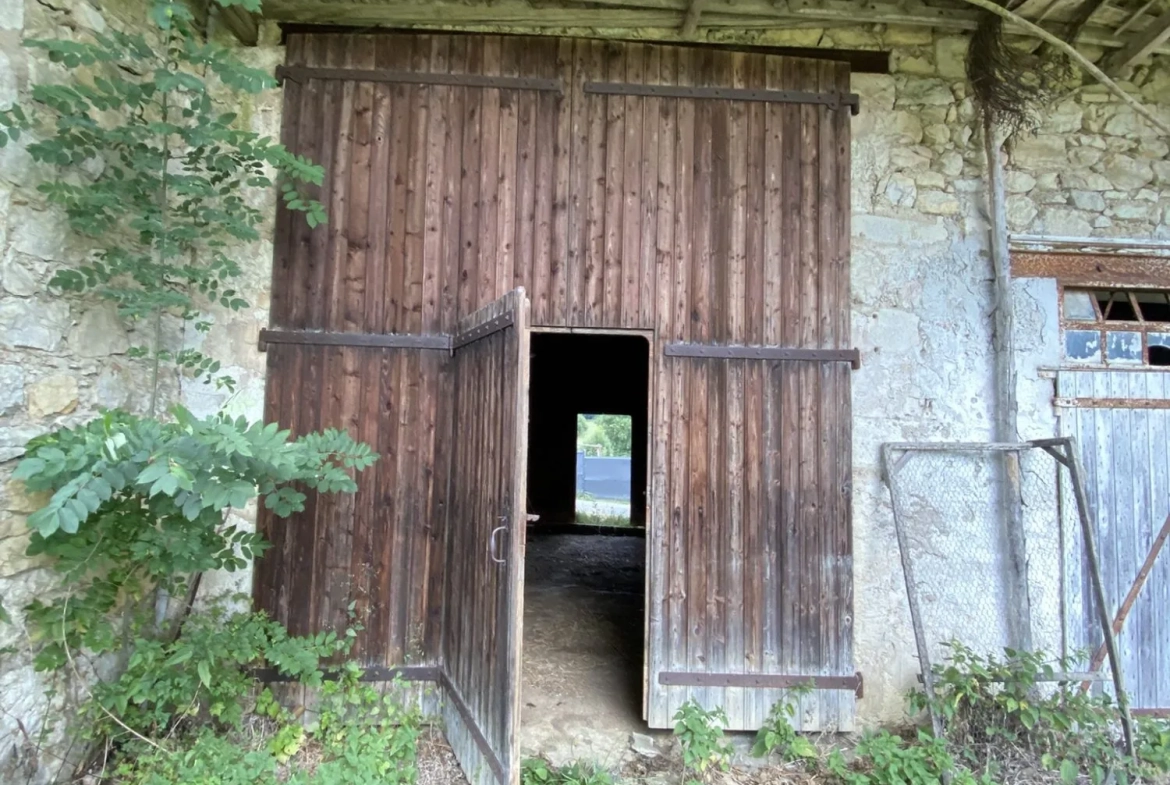 Maison en pierre avec dépendances et vue dégagée à Saint-Maurice de R. 