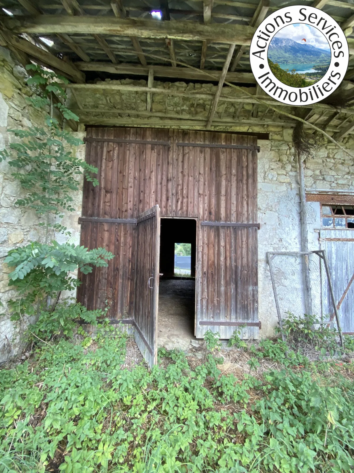 Maison en pierre avec dépendances et vue dégagée à Saint-Maurice de R. 