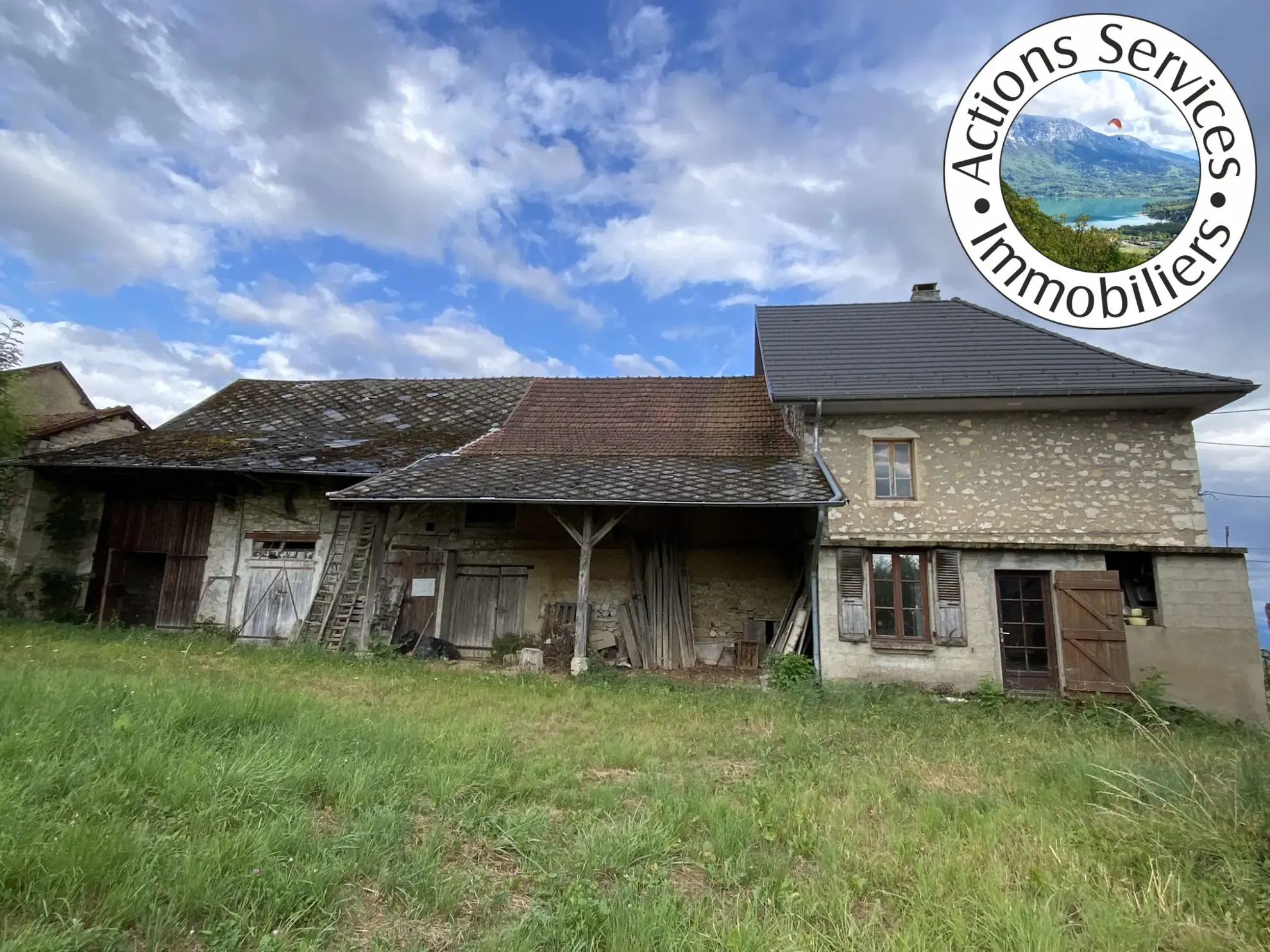 Maison en pierre avec dépendances et vue dégagée à Saint-Maurice de R. 