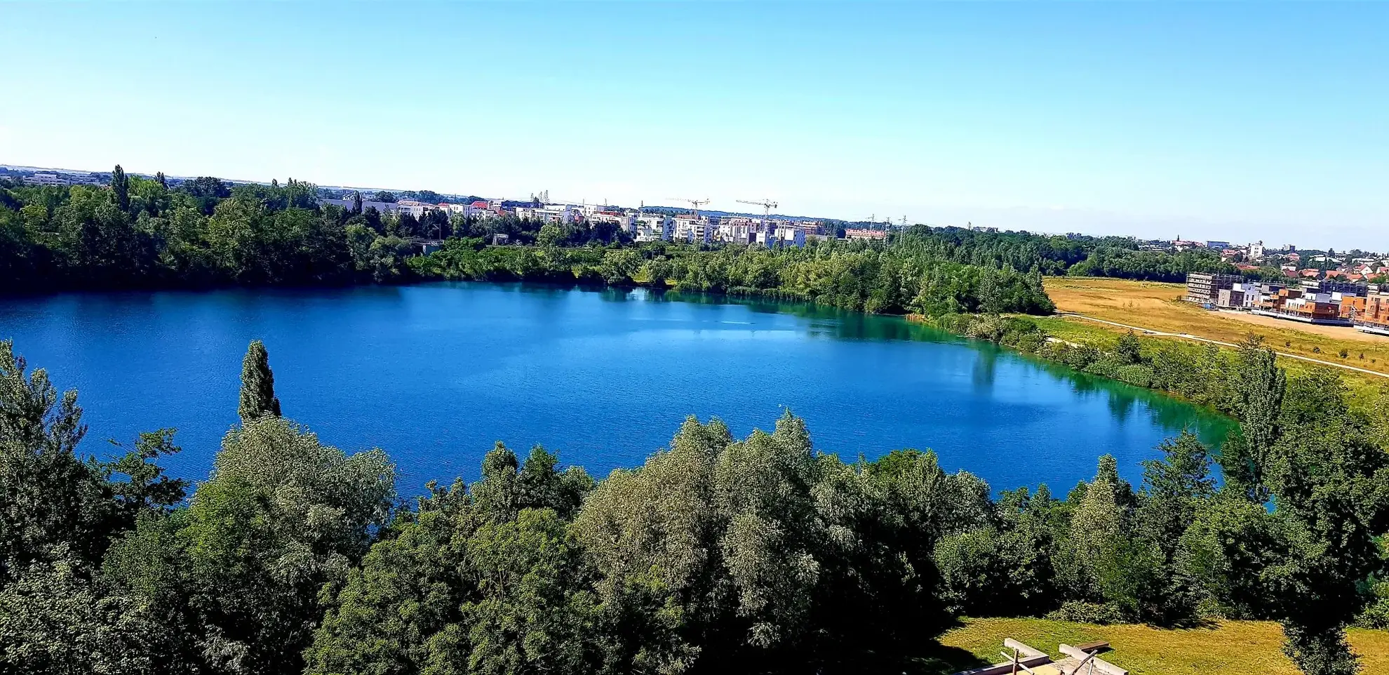 Superbe F2 avec grande terrasse au bord du lac du Boehry à Ostwald 